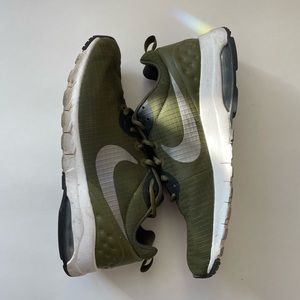 Nike Women’s Air Max Motion 2